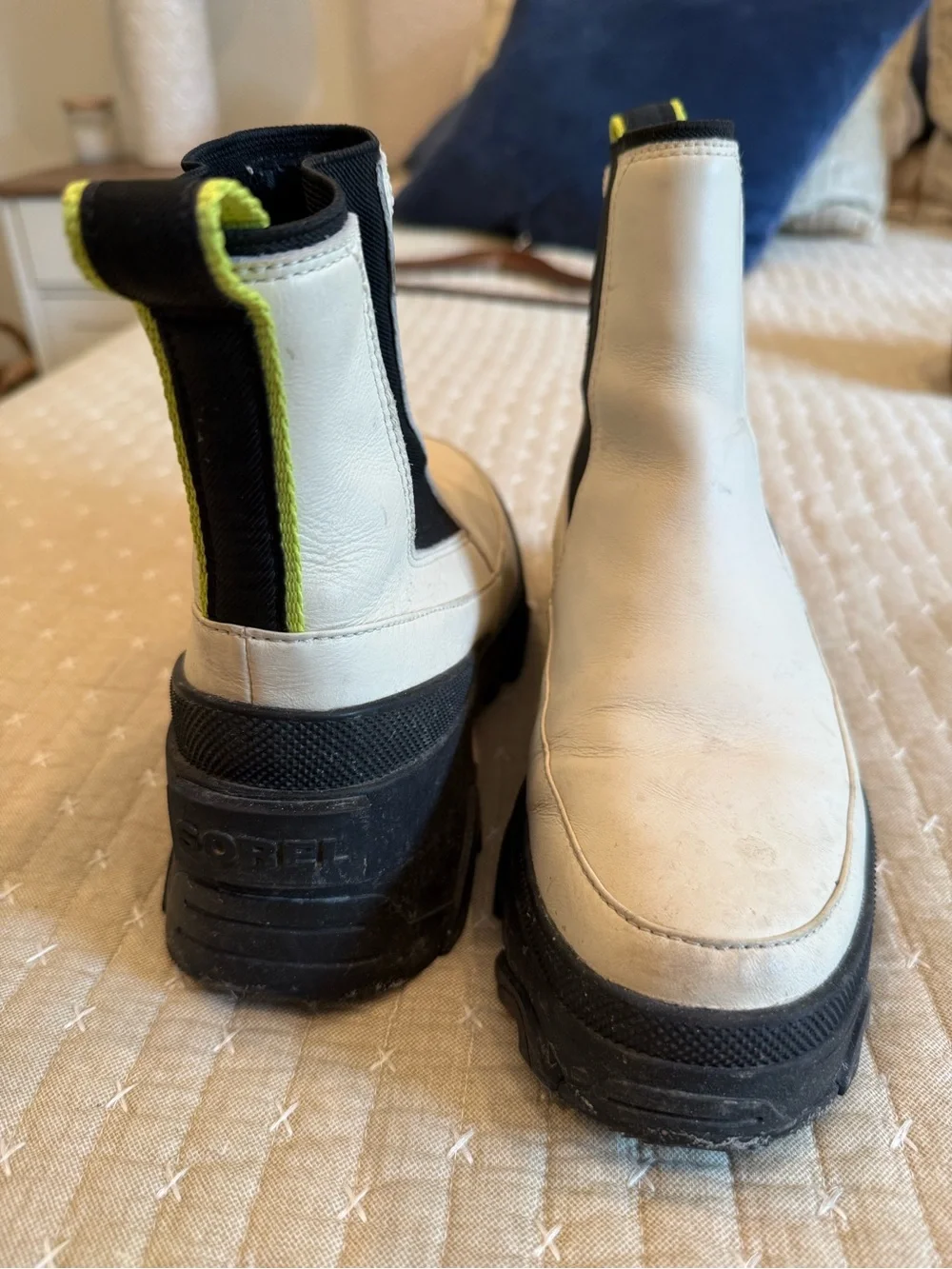 Sorel White Chelsea-Style Winter Rain Boots with Black Sole
